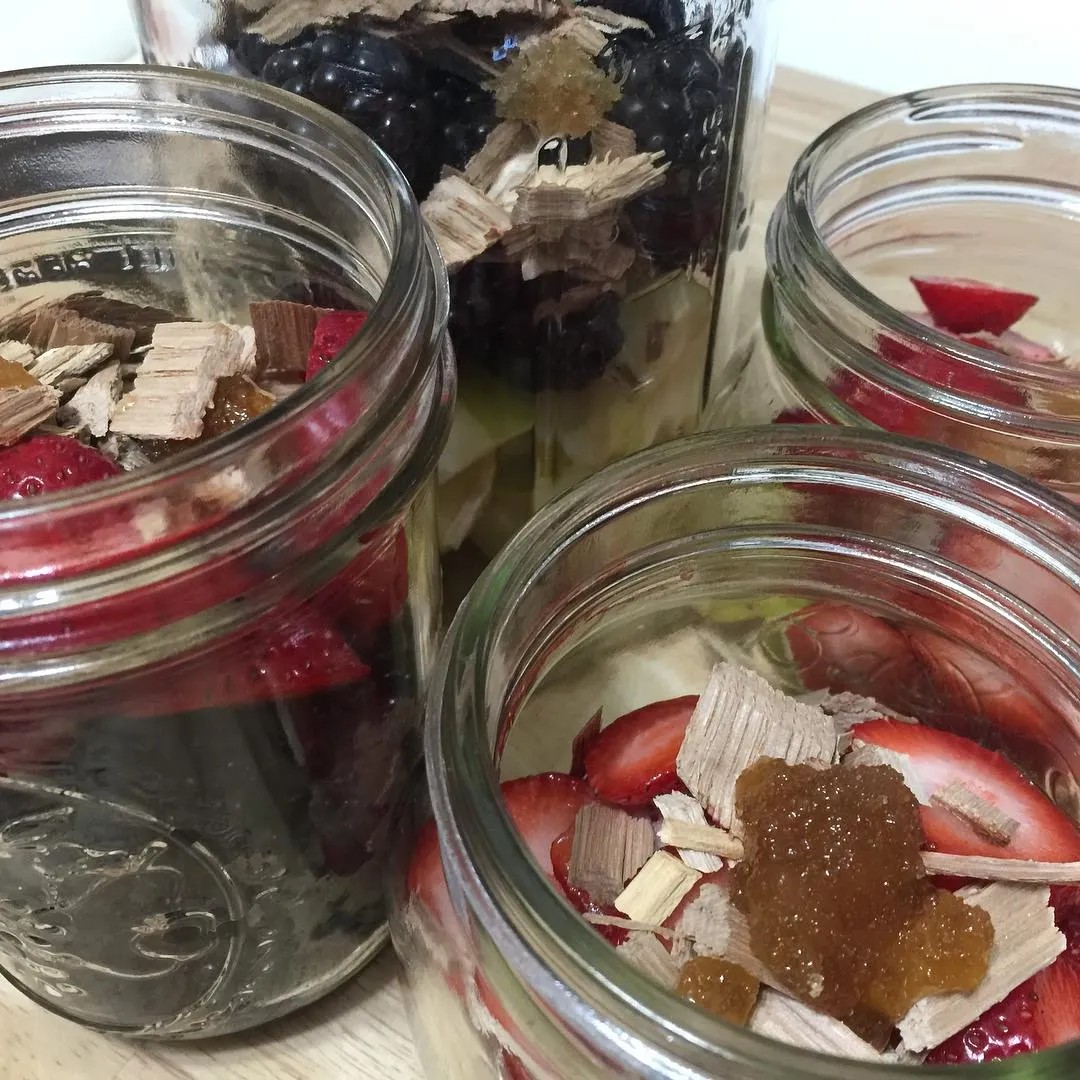 Infusing the cocktail in jars with various fruit and wood chips